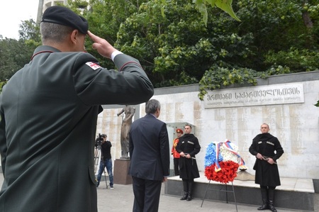 Martin Stropnický u památníku hrdinů na Heroes Square