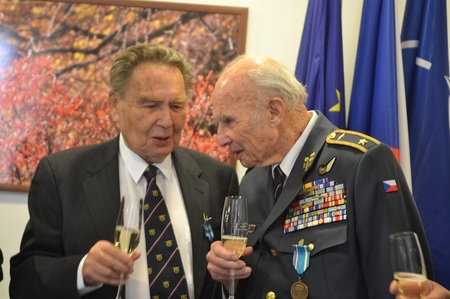 Letci, kteří působili v britském letectvu za 2. světové války, pplk. v. v. Jiří Kafka (vlevo) a brigádní generál v. v. Pavel Vranský (vpravo)