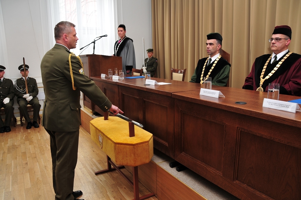Složení akademického slibu absolventem