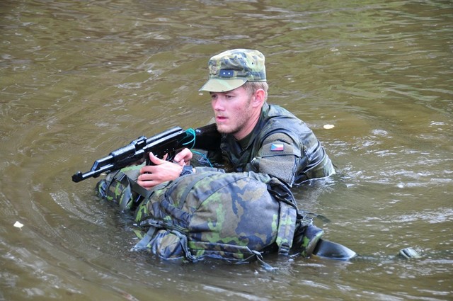 Při plavání batoh slouží jako plovák