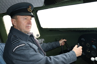 Pilot v kokpitu letounu