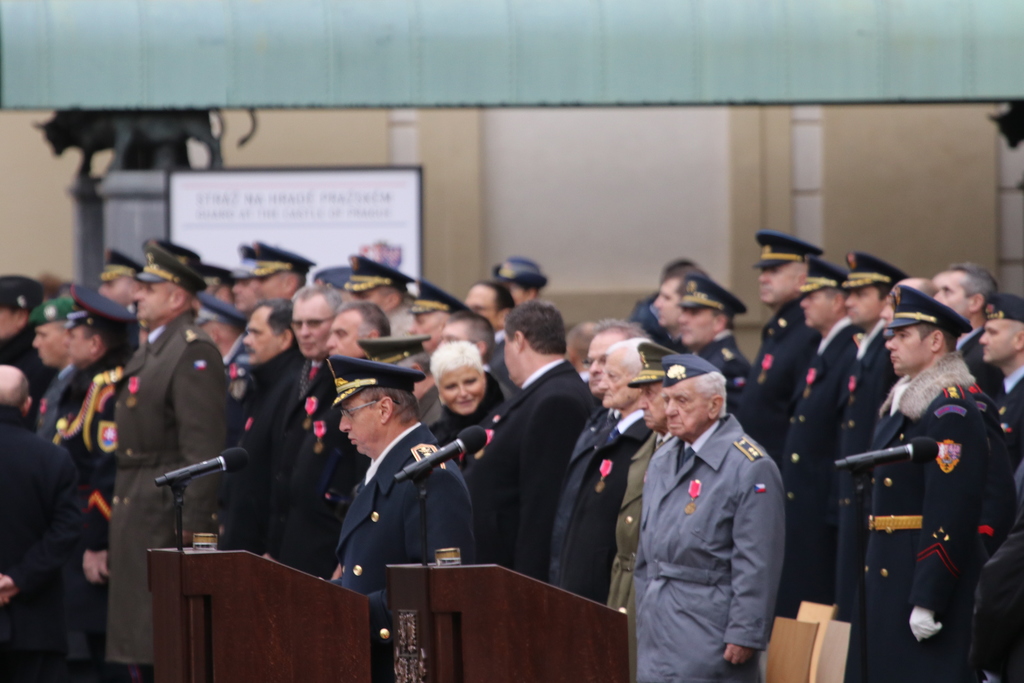 Příslušníky Hradní stráže pozdravil náčelník Vojenské kanceláře prezidenta republiky generál Jan Kaše