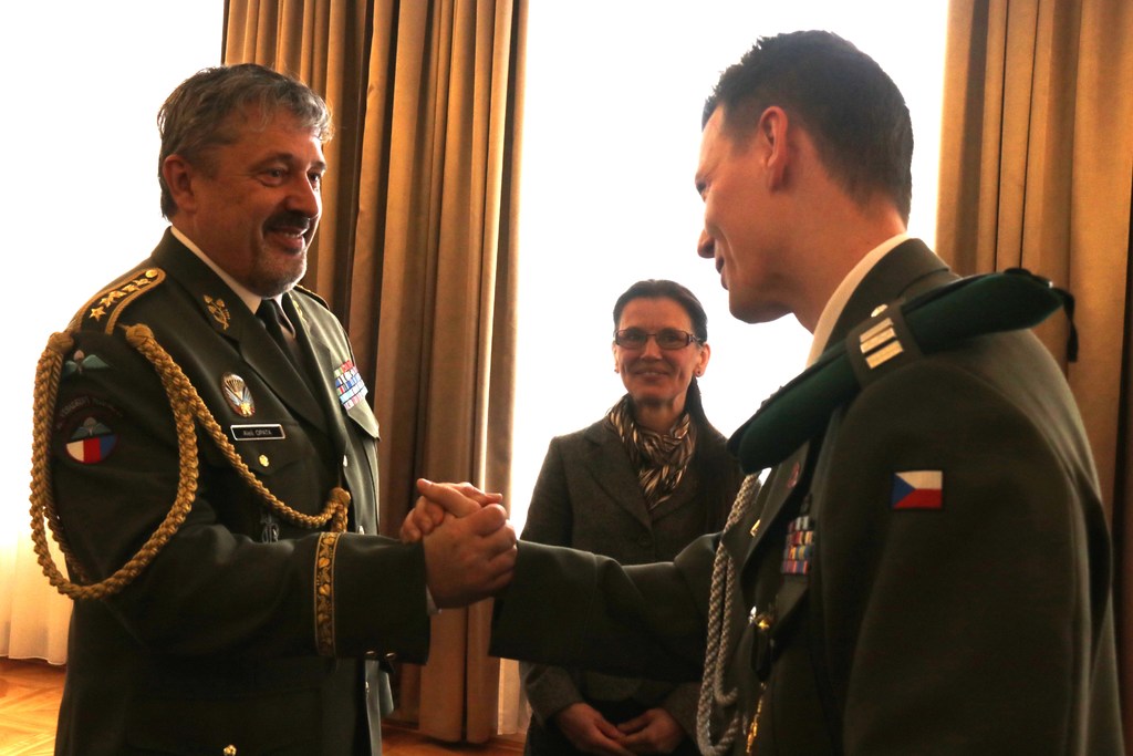 Praporčíkovi ve výslužbě Lukáši Hirkovi blahopřeje NGŠ AČR armádní generál Aleš Opata