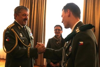 Praporčíkovi ve výslužbě Lukáši Hirkovi blahopřeje NGŠ AČR armádní generál Aleš Opata
