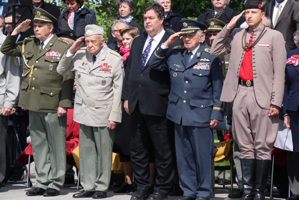 Pietního aktu na Vítkově se zúčastnili i druhováleční veteráni generál MiloslavMasopust (druhý zleva) a generál Emil Boček (čtvrtý zleva)
