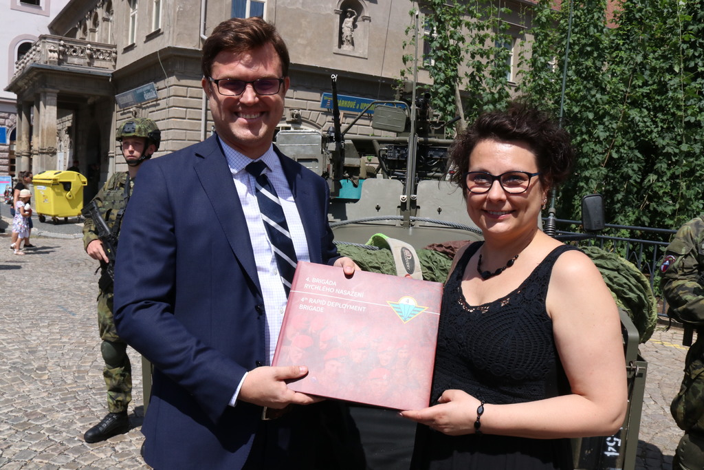 Autoři publikace o 4. brigádě rychlého nasazení - historik Petr Janoušek a grafička Andrea Bělohlávková z Vojenského historického ústavu Praha