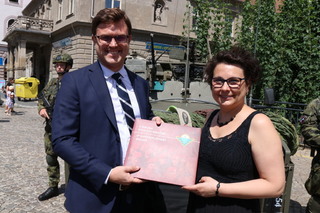 Autoři publikace o 4. brigádě rychlého nasazení - historik Petr Janoušek a grafička Andrea Bělohlávková z Vojenského historického ústavu Praha