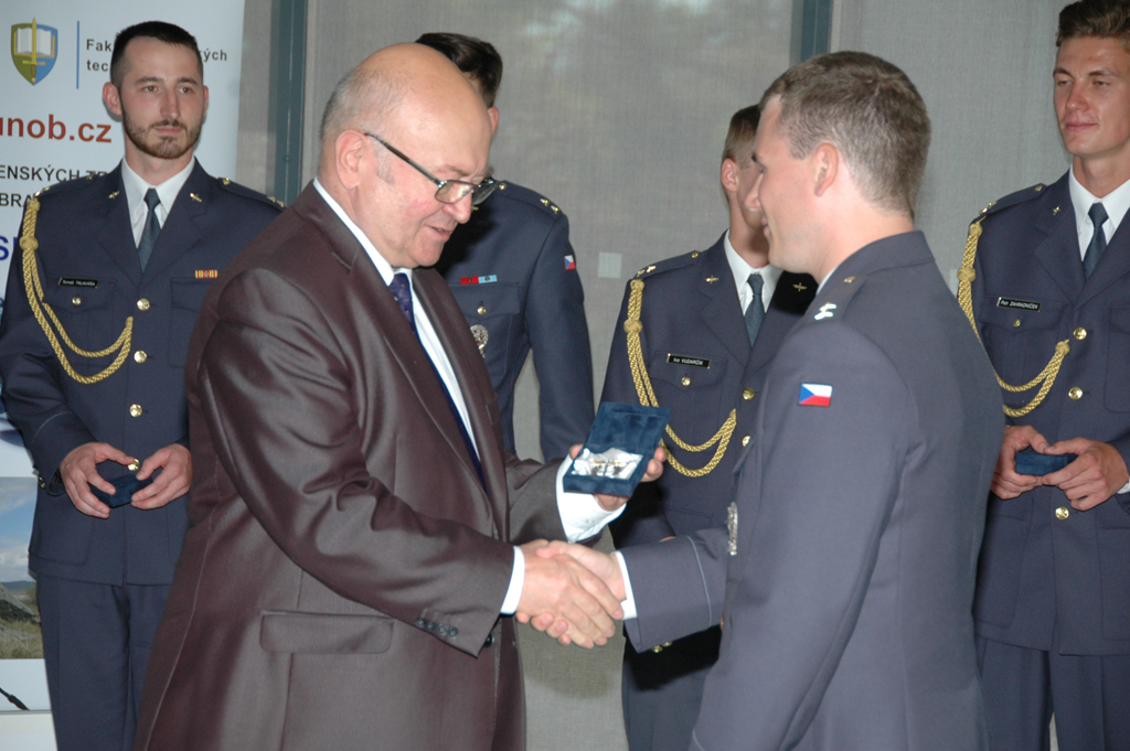 Vladimír Remek předává pilotní odznak