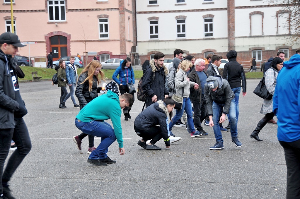 Návštěvníci po skončení ukázky sbírají suvenýry v podobě nábojnic