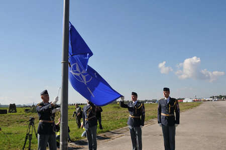 Slavnostní vztyčení vlajky NATO při zahájení Dnů NATO 2010 vojáky Čestné jednotky AČR