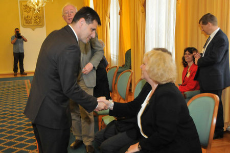 Náměstek ministra obrany Michael Hrtbata se pozdravil také s Lídou Rakušanovou