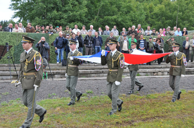 Vojáci Čestné stráže AČR přinášejí státní vlajku, která za chvíli vystoupala na stožár