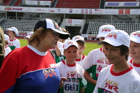 Mladí sportovci v družném hovoru s olympioničkou Věrou Čáslavskou