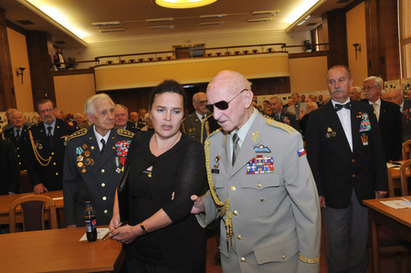 Ředitelka odboru mimorezortní spolupráce MO Iveta Hlásecká s čestným předsedou ČSOL generálem Tomášem Sedláčkem - přímým účastníkem bojů v SNP