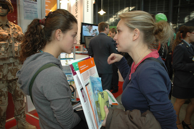 Studenti na veletrhu Gaudeamus 2011

