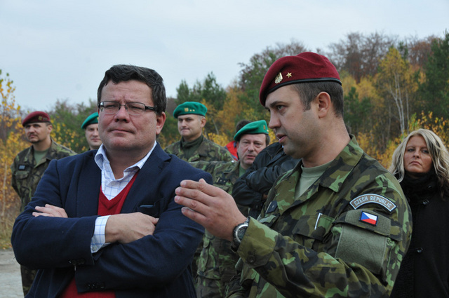 Major Hynek Pavlačka (vpravo) vysvětluje ministrovi obrany podstatu kurzu Komando
