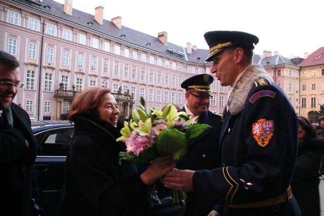 Hradní stráž přišla u příležitosti adventního koncertu pozdravit její patronka Livia Klausová
