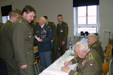 Pondělní setkání bylo ukončeno autogramiádou válečných veteránů
