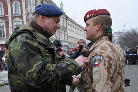 Vyznamenání předává náčelník GŠ AČR armádní generál Vlastimil Picek