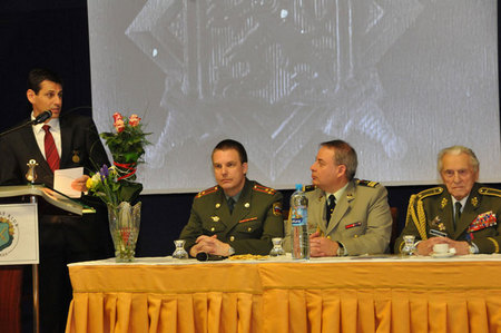 Projev náměstka ministra obrany Michaela Hrbaty pozorně sledují zástupci ambsád- zleva zástupce přidělence obrany Ruské federace v Praze Oleg Smirnov, přidělenec obrany Francie v Praze plukovník Bruno Bucherie a generál Alexander Beer