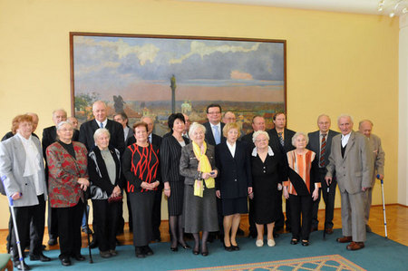Společné foto oceněných s ministrem obrany