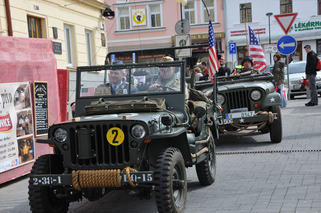 Náčelník GŠ AČR přijel na Masarykovo náměstí v Benešově v čele kolony amerických druhoválečných vozidel