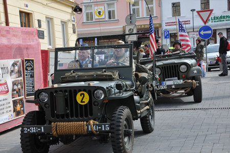 Náčelník GŠ AČR přijel na Masarykovo náměstí v Benešově v čele kolony amerických druhoválečných vozidel