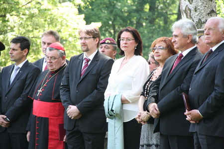 Účastníci  piety  v Ležácích
