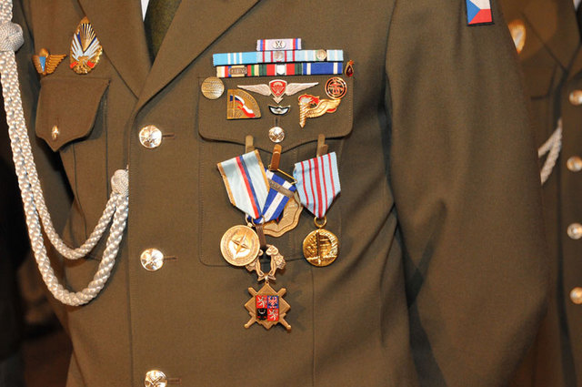 Vyznamenání, která zdobila uniformu nejednoho příslušníka 2. úkolového uskupení speciálních sil po skončení slavnostního nástupu