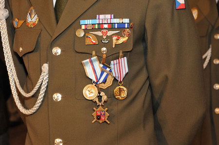Vyznamenání, která zdobila uniformu nejednoho příslušníka 2. úkolového uskupení speciálních sil po skončení slavnostního nástupu