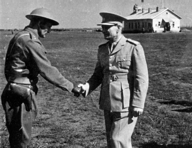 S nadporučíkem Otakarem Jarošem v Buzuluku (1942)