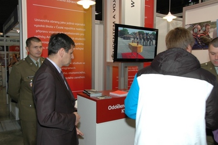 Na závěr veletržního maratónu navštívil expozici Univerzity obrany také náměstek ministra obrany pro personalistiku Ing. Michael Hrbata