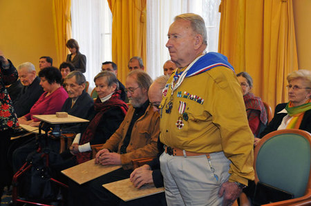 Františku Zahrádkovi bylo  na základě § 5 zákona č. 262/2011 Sb. přiznáno postavení válečného veterána
