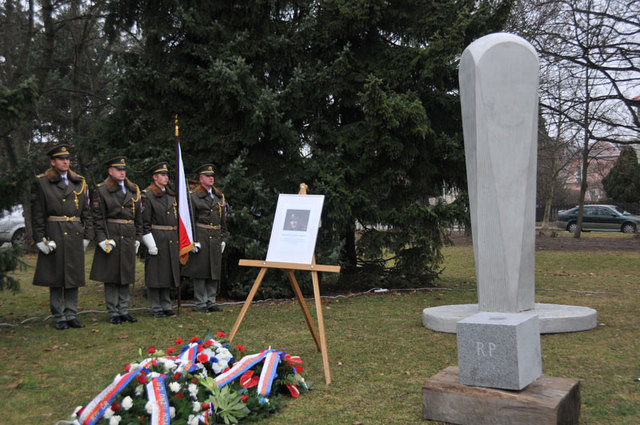Místo na Brandejsově náměstí v pražském Suchdole, kde má stát pomník hrdinovi 2. světové války generálu Rudolfu Pernickému