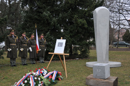 Místo na Brandejsově náměstí v pražském Suchdole, kde má stát pomník hrdinovi 2. světové války generálu Rudolfu Pernickému