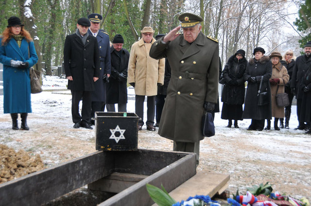 Poslední sbohem dali zesnulé také její spolubojovníci - na snímku generál Miloslav Masopust