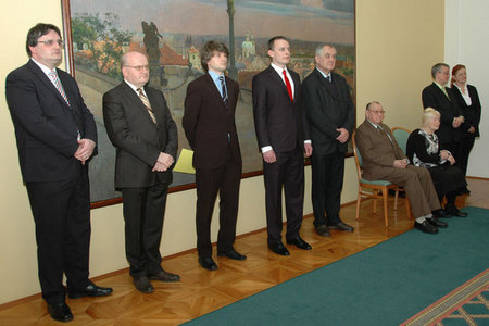 Část hostů slavnostního předání na Ministerstvu obrany ČR
