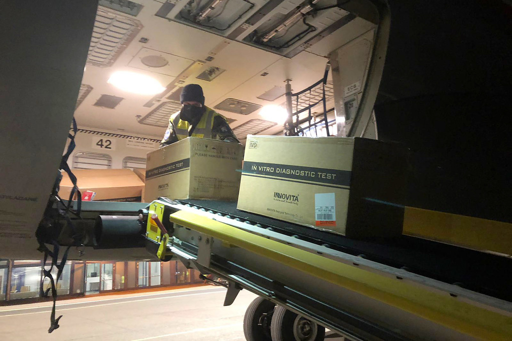 Vykládka 142 krabic s rychlotesty.