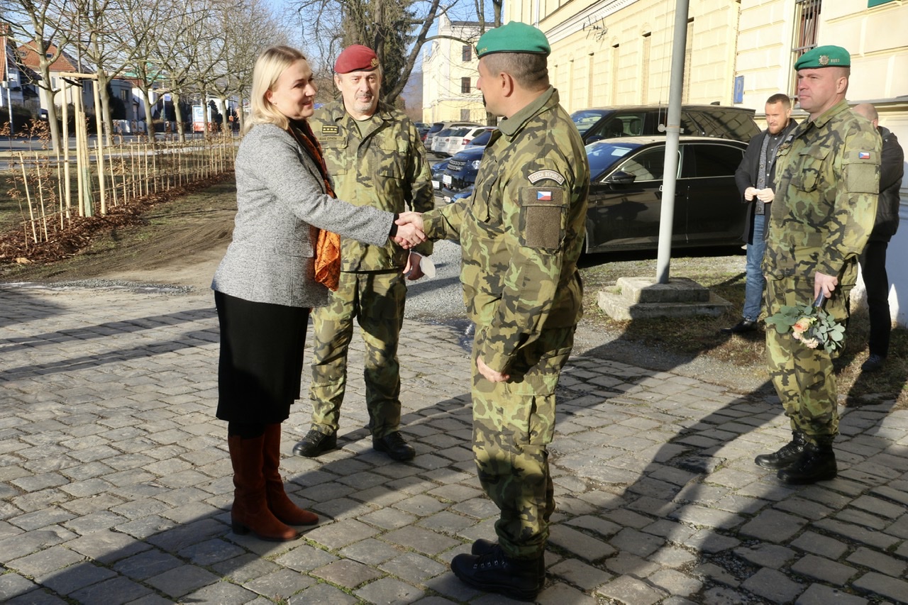 Ministryni obrany Janu Černochovou v Hranicích přivítal zástupce velitele 7. mechanizované brigády plukovník Petr Blecha.
