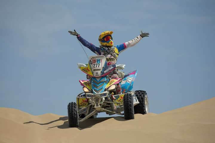 0lga Roučková přijíždí do cíle závodu Rallye Dakar