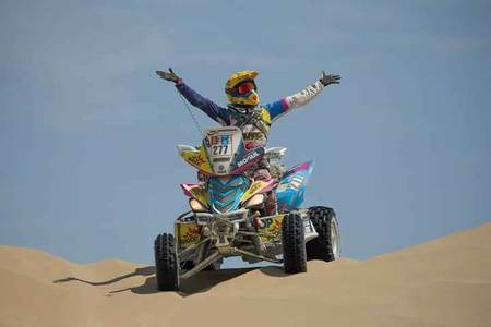 0lga Roučková přijíždí do cíle závodu Rallye Dakar