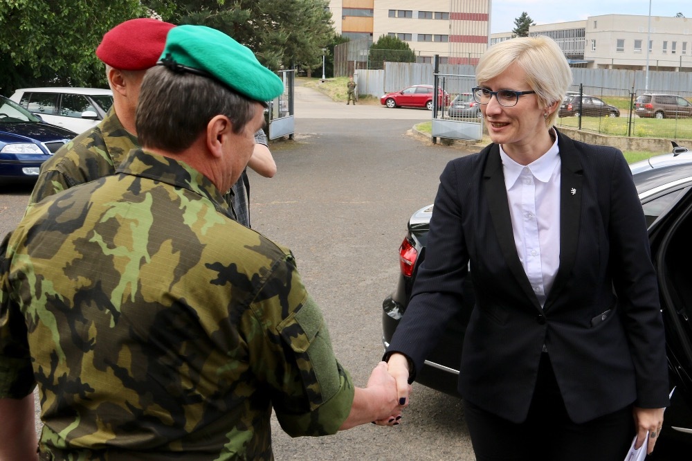 Ministryni obrany Karlu Šlechtovou vítal u 4. brigády rychlého nasazení velitel pozemních sil AČR genmjr. Štefan Kaleta