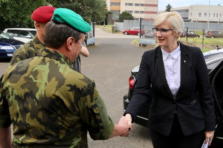 Ministryni obrany Karlu Šlechtovou vítal u 4. brigády rychlého nasazení velitel pozemních sil AČR genmjr. Štefan Kaleta 