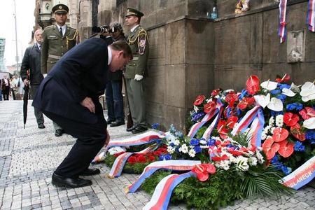 1. NMO Jiří Šedivý při pokládání věnců