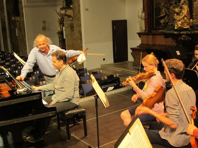 Při zkoušce, vlevo houslista Václav Hudeček, u klavíru Jan Simon