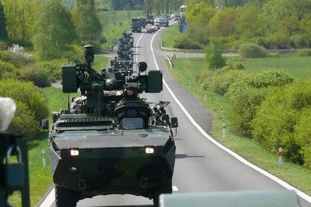 Táborští vojáci se stali součástí vlčí smečky