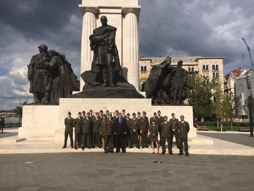  Společné foto - památník u Parlamentu