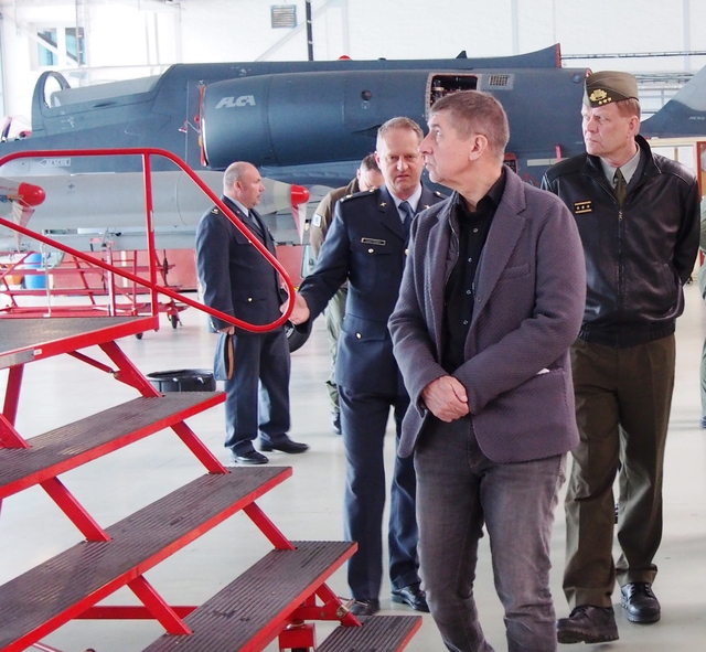 Andrej Babiš v doprovodu generálporučíka Josefa Bečváře během prohlídky hangáru údržby a oprav letecké techniky