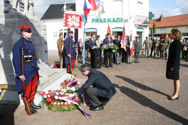 Položení věnců k památníku v Neuville St. Vaast