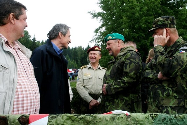 Ministr obrany v rozhovoru s velitelem pozemních sil, náčelníkem Generálního štábu a dalšími hosty